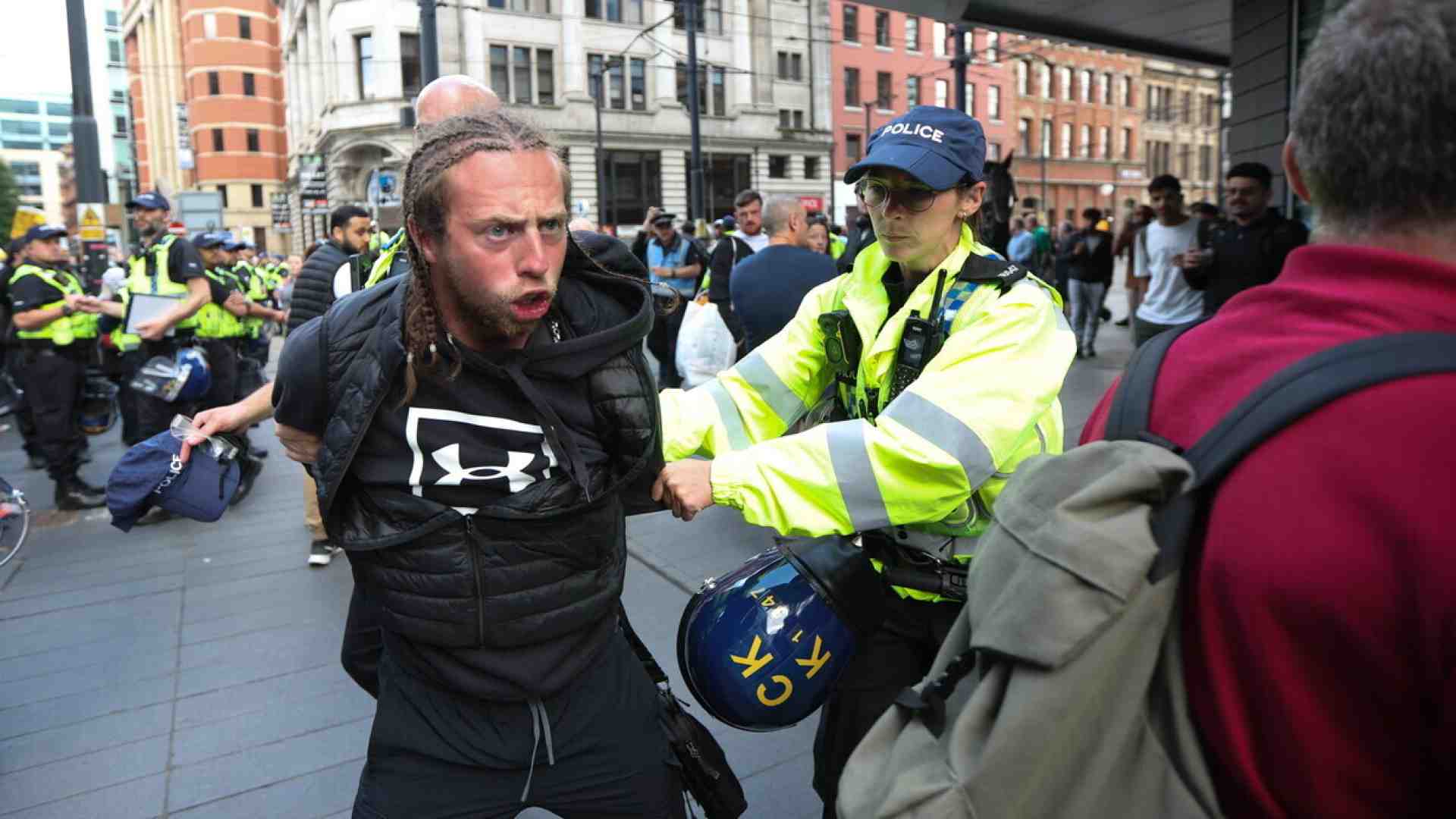 Immagine di Dopo l'impero britannico è finita anche la società multietnica. Fare i conti con le etnie
