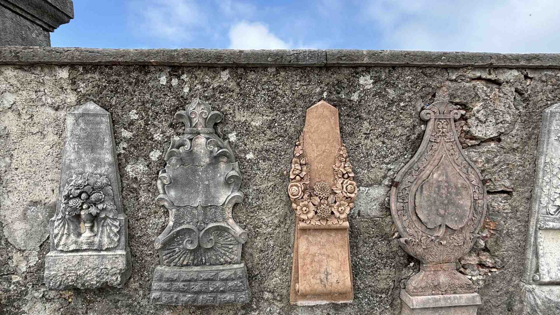 Immagine di Tra queste lapidi antiche riposa pure una suora in odor di santità