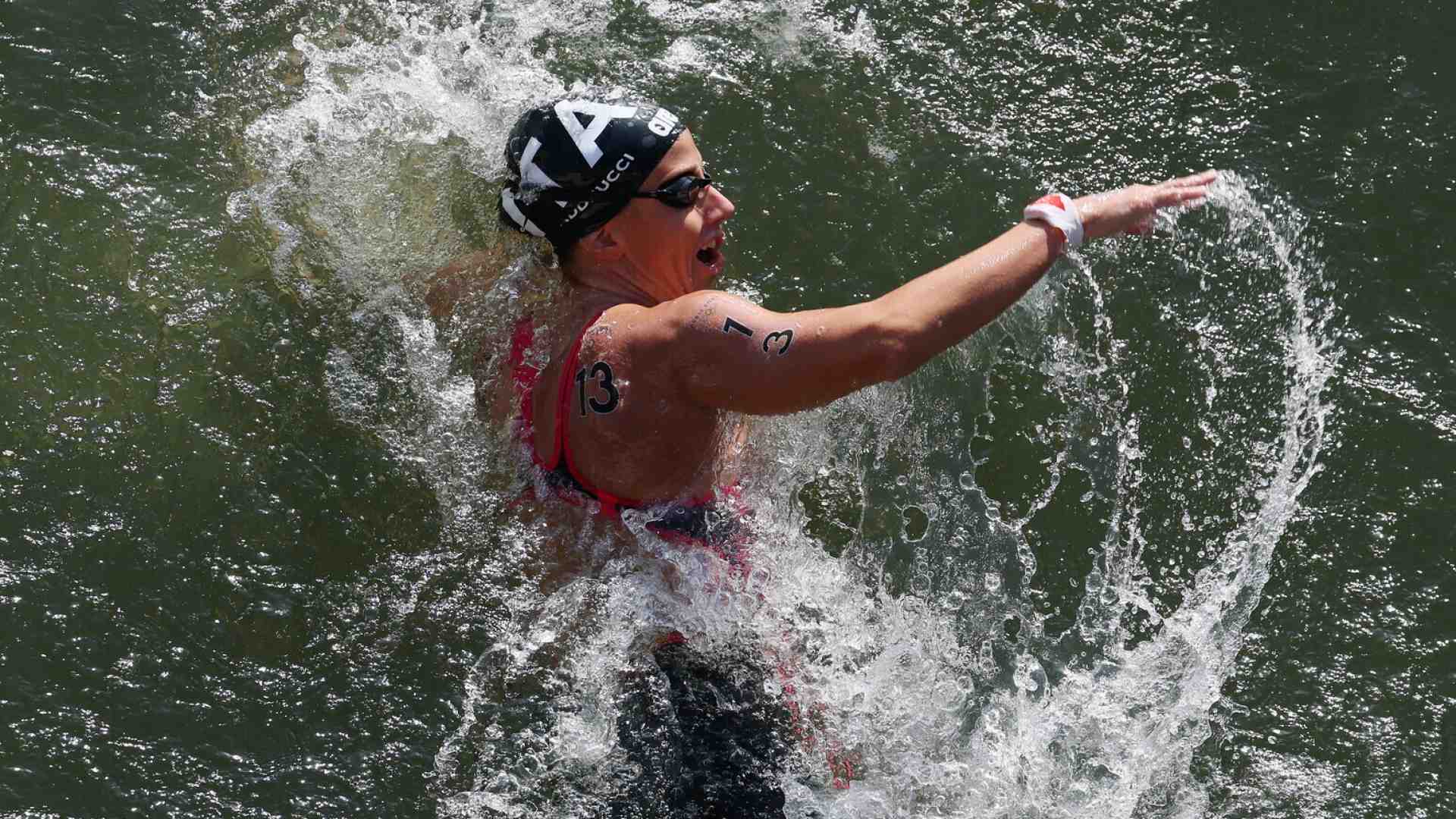 Immagine di Il bronzo “controcorrente” di Ginevra Taddeucci nelle acque della Senna