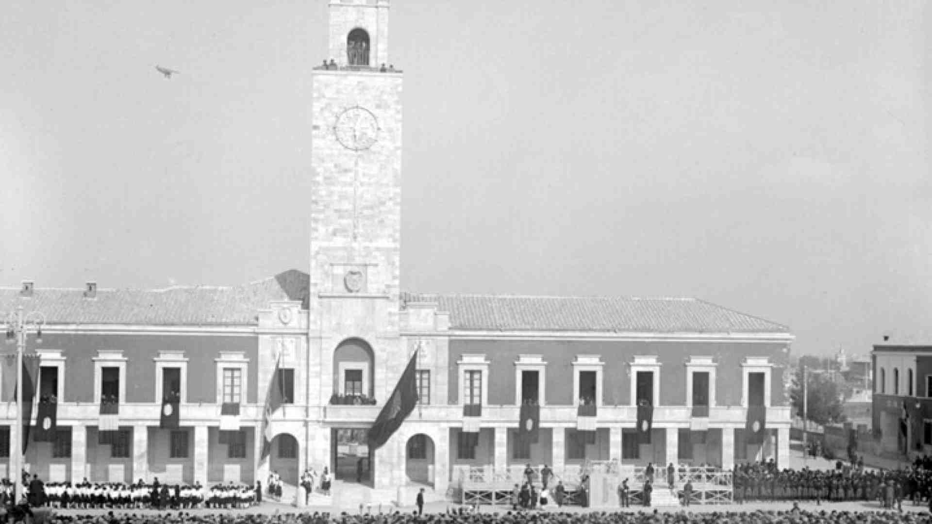 Immagine di Pd e moschetto. I dem votano con la destra e finanziano il centenario un po' nostalgico di Latina