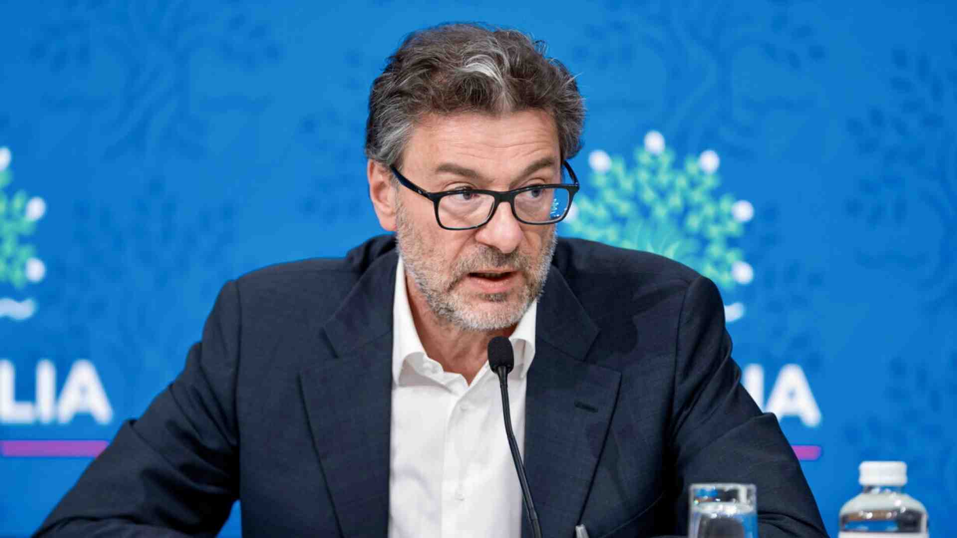 Immagine di Giorgetti fa surf: tassa i “Paperoni”, nomina Perrotta Ragioniera. Il fantasma di Pier Silvio