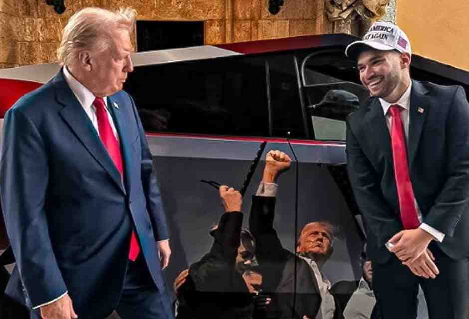 &nbsp;Adin Ross mostra a Donald Trump la macchina con la sua fotografia<br /><br />