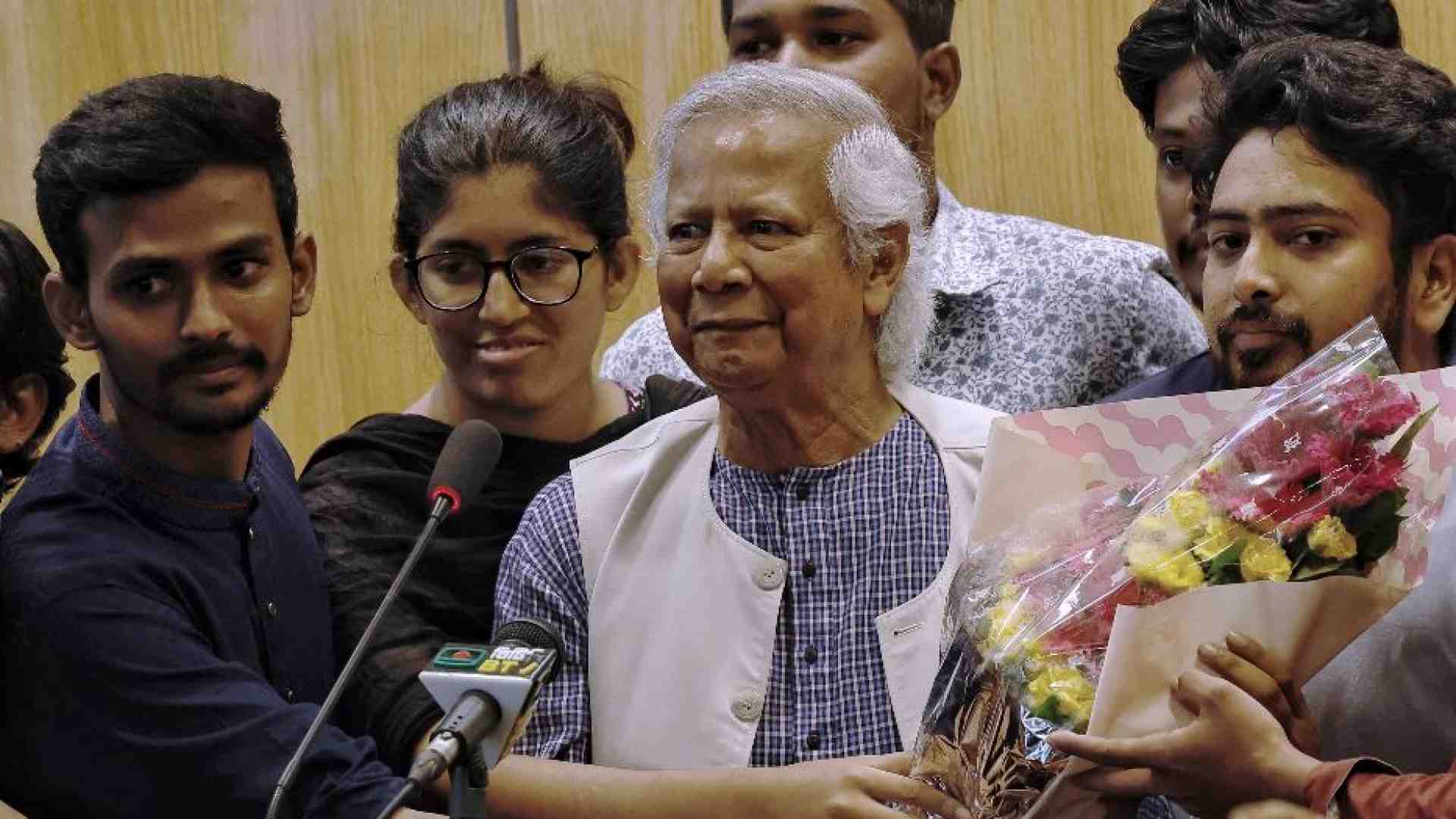 Immagine di Yunus giura da premier: è una seconda indipendenza