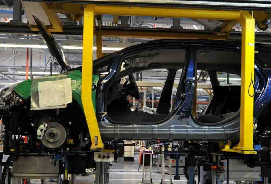 Una fabbrica di automobili in Francia (foto LaPresse)