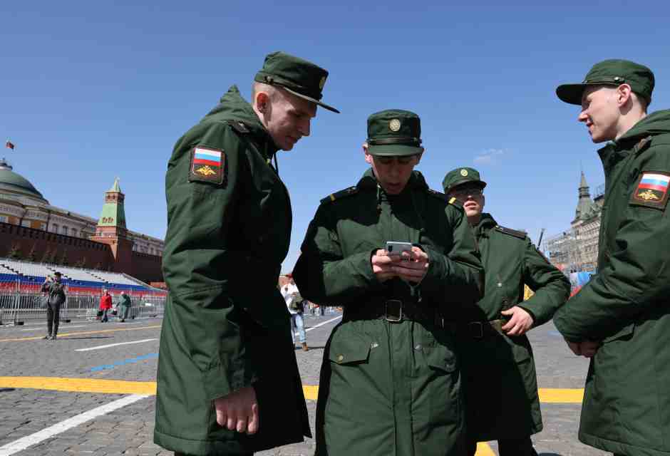 Ufficiali delle Forze armate russe guardano uno smartphone sulla Piazza Rossa, 24 aprile 2024 (Getty Images)&nbsp;<br />