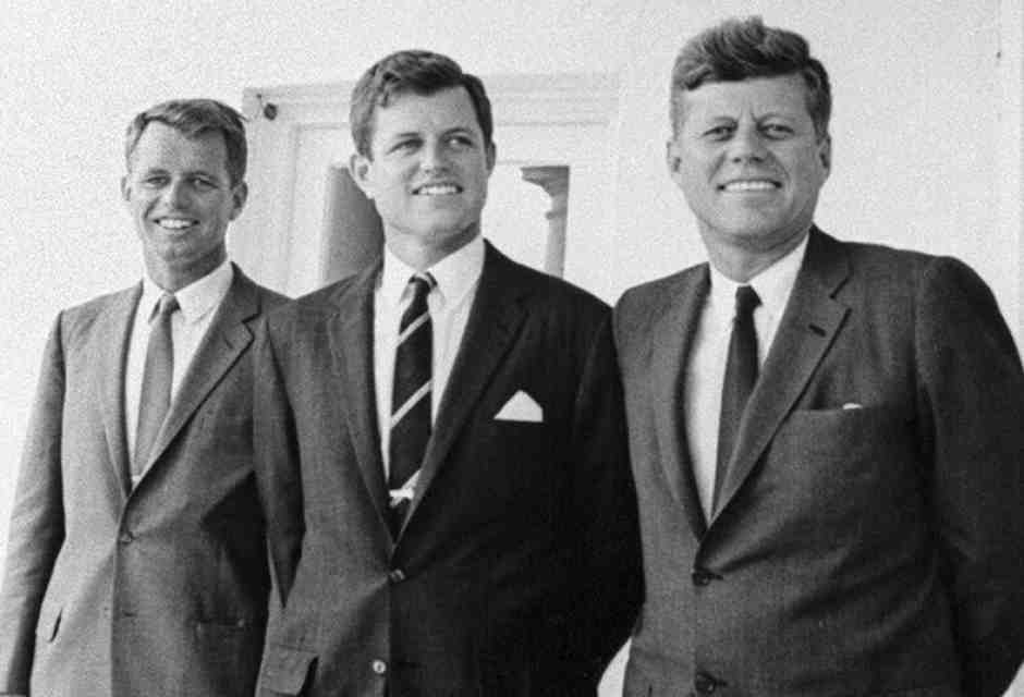 Agosto 1963. Da sinistra a destra Robert, Edward e John Fitzgerald: i tre fratelli Kennedy (Lapresse via AP)