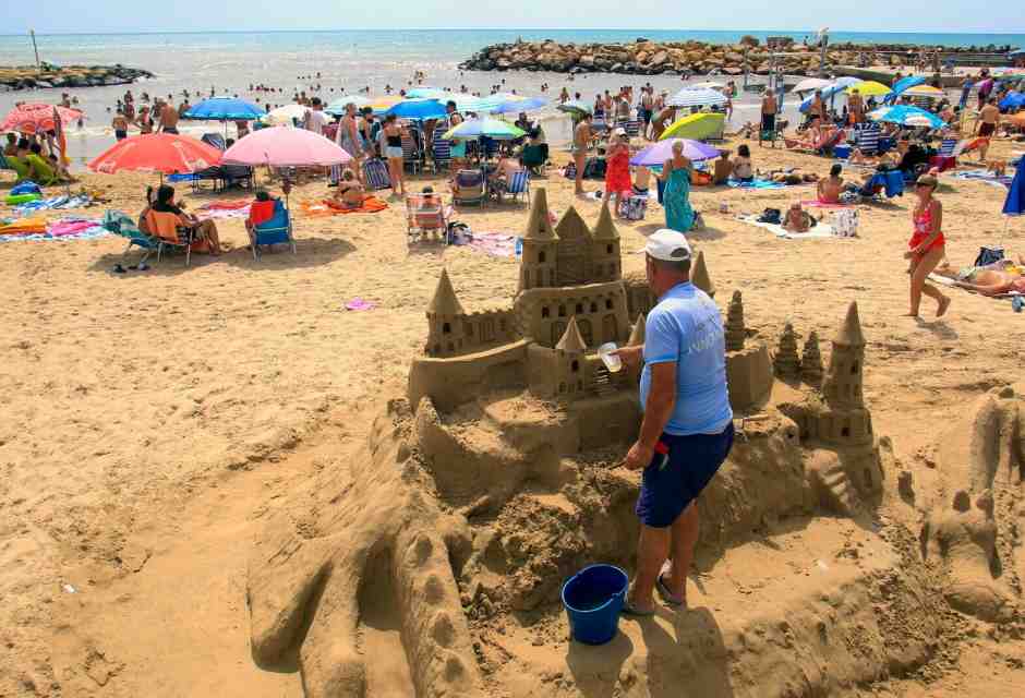Molte delle nostre spiagge contengono sabbie non locali, chiss&agrave; cosa ne pensano i sovranisti (foto Ansa)&nbsp;