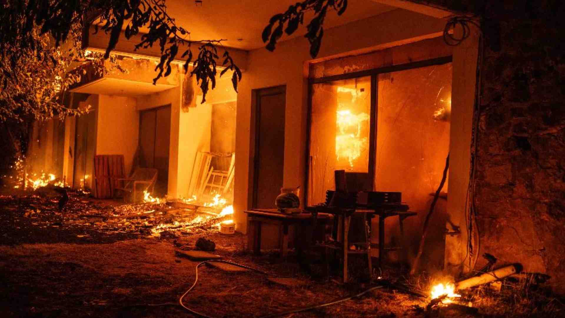 Immagine di Fiamme a nord di Atene: la gente fugge da 11 città e villaggi