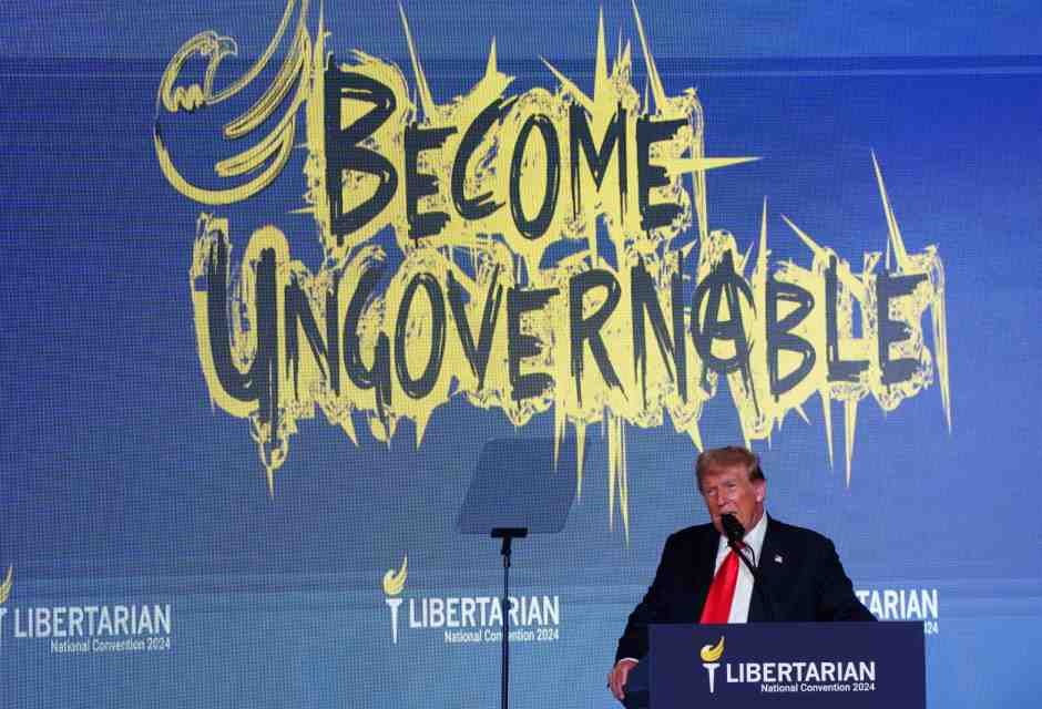 Donald Trump parla alla convention libertariana a maggio con alle spalle il motto “diventa ingovernabile” (foto Ansa)