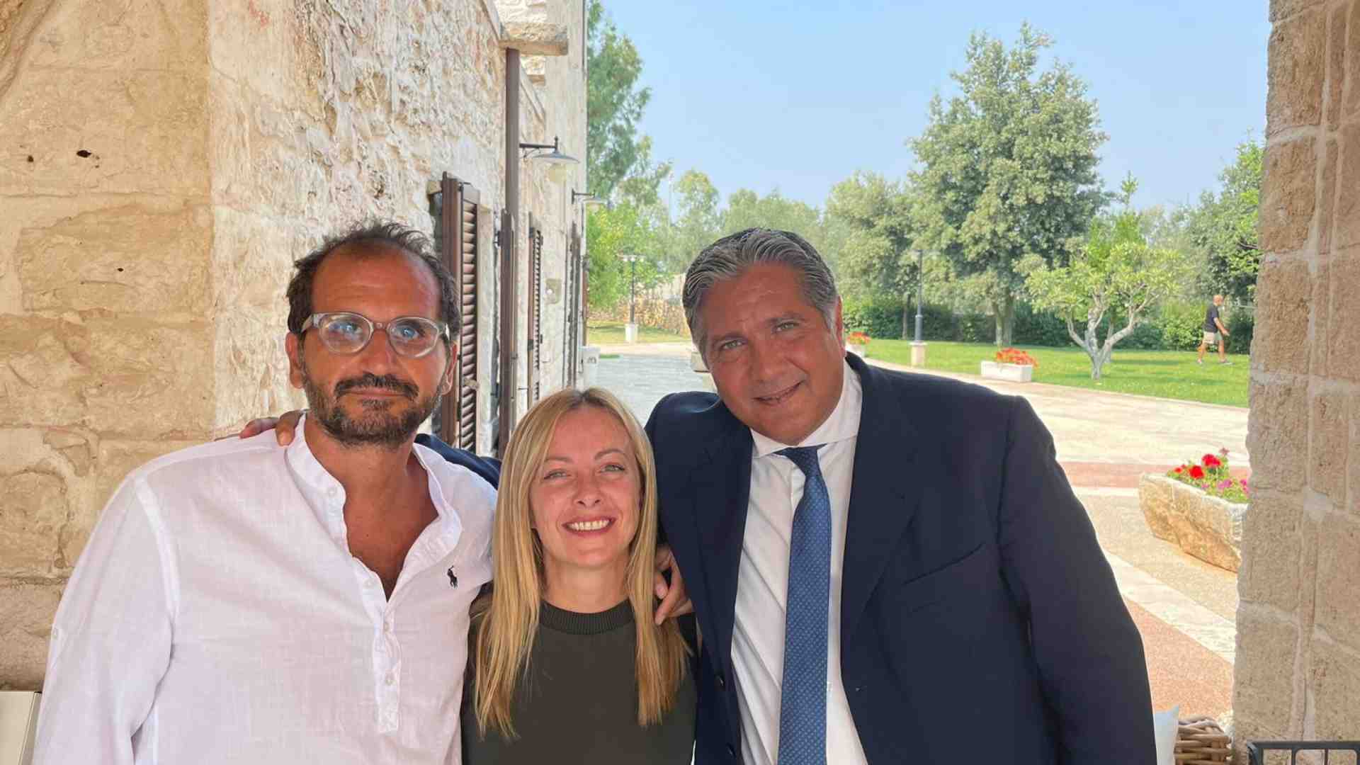 Immagine di Il telefono di Meloni: Ucraina, medio oriente e Ue. Le vacanze blindate della premier inseguita dalla cronaca