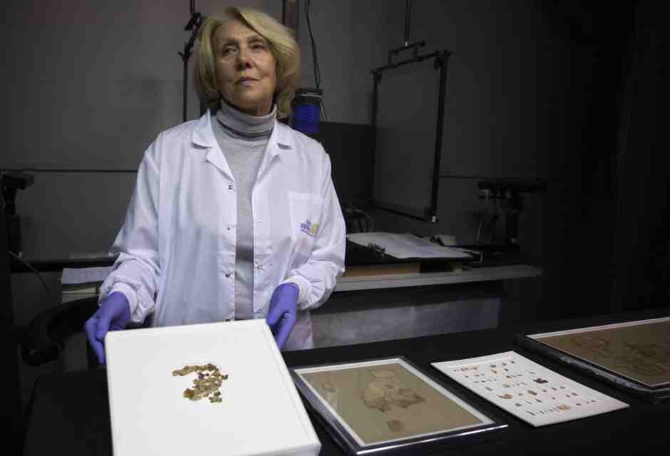 Frammenti dei Rotoli del Mar Morto in un laboratorio di conservazione (Foto LaPresse)