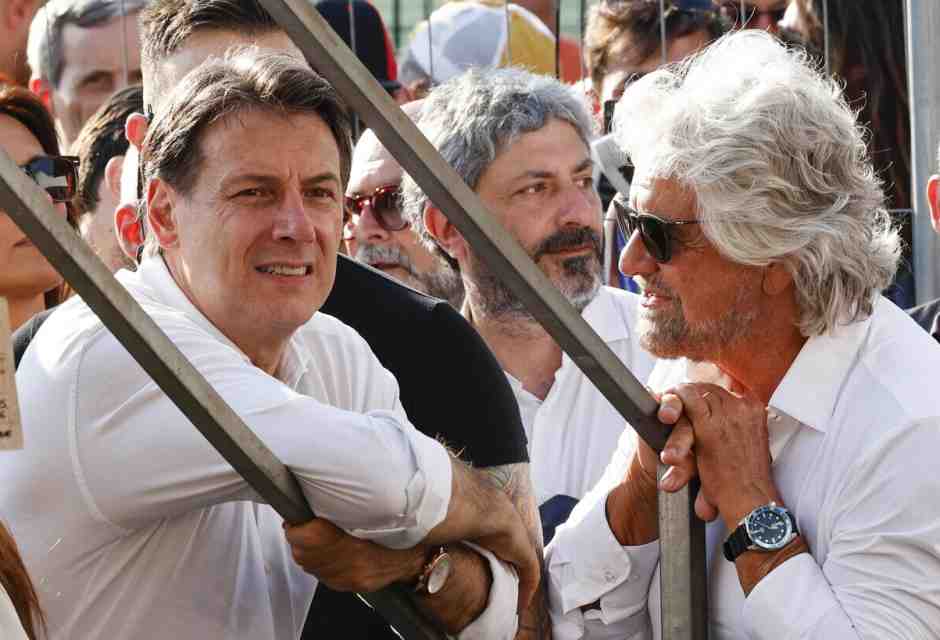 I tormenti di Grillo contro il "democristiano" Conte. Medita la guerra legale, non ha più truppe