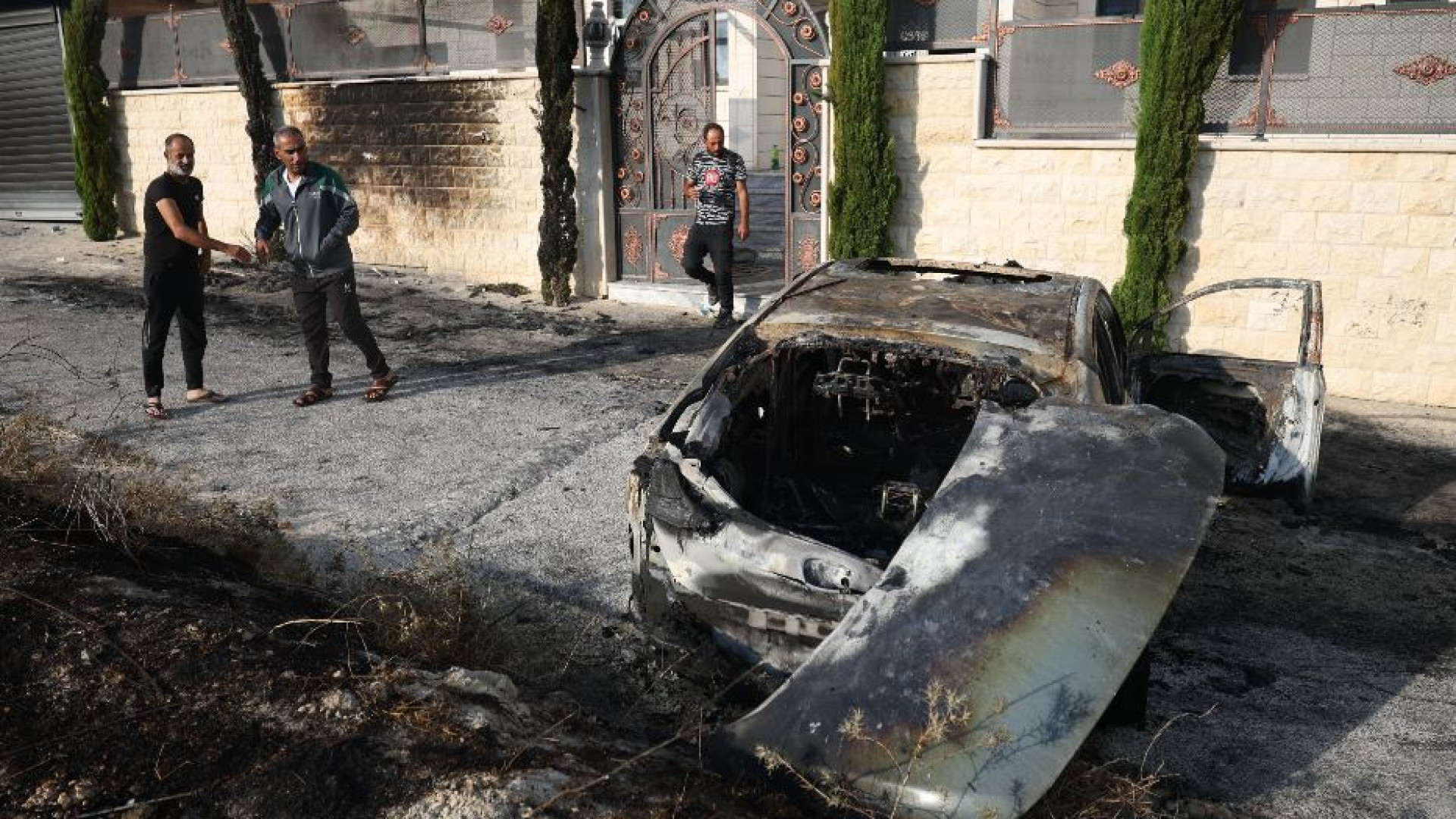 Immagine di Coloni attaccano e incendiano villaggio in Cisgiordania: un morto