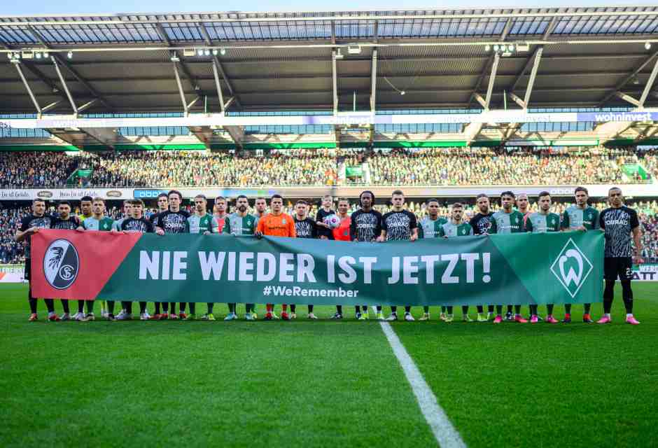 &ldquo;Mai pi&ugrave; &egrave; ora&rdquo;: lo striscione dei giocatori del Werder Brema il 27 gennaio scorso (Getty Images)&nbsp;<br />