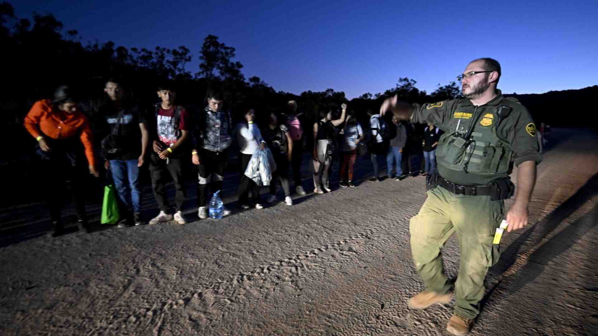 Immagine di Come sopravvive l’America? Le teorie di Harris e Trump sui migranti
