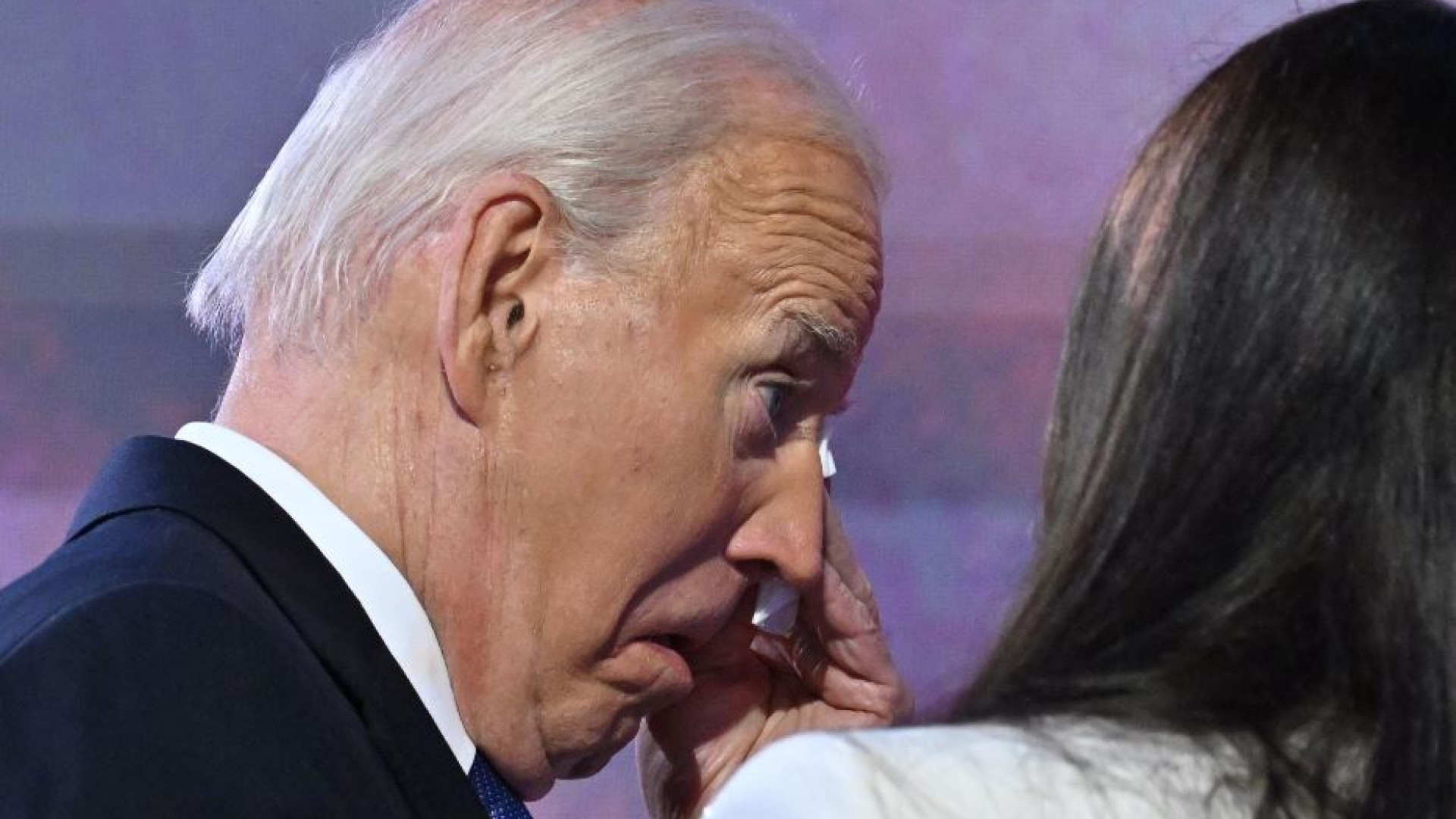 Immagine di Un commosso Joe Biden “passa la torcia” a Kamala: lei è la democrazia