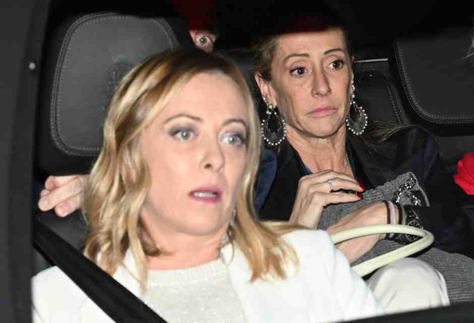 Meloni riprende le trattative per Fitto in Europa. E intanto le arrivano i fulmini dell'Anm sul caso della sorella