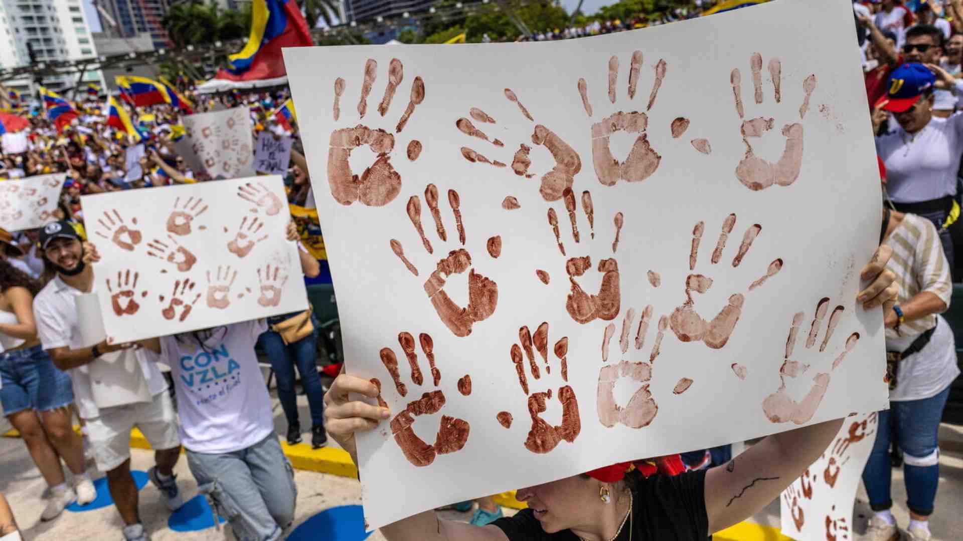 Immagine di Maduro alle strette, ma continua a sporcare di sangue il Venezuela