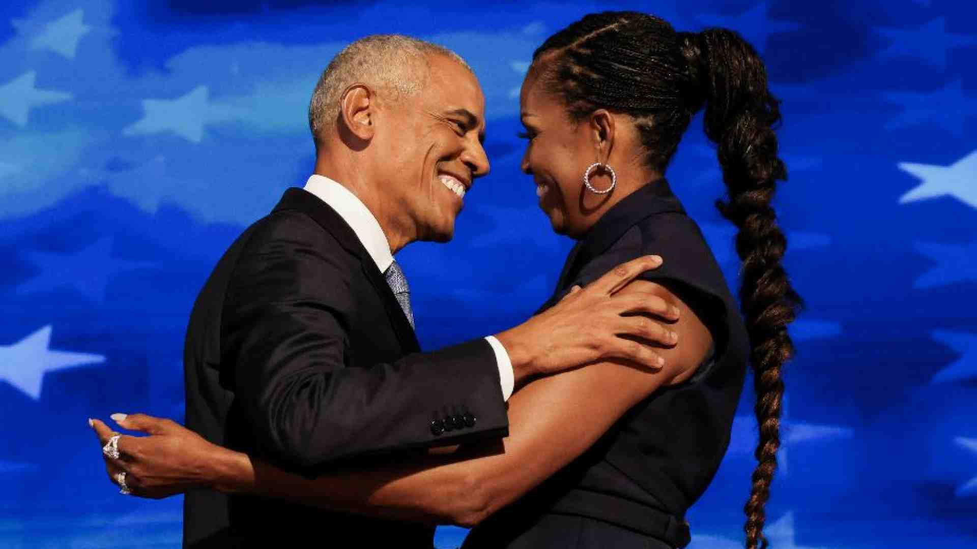 Immagine di Gli Obama blindano Harris: «Yes, she can». E la campagna fa il record di incassi