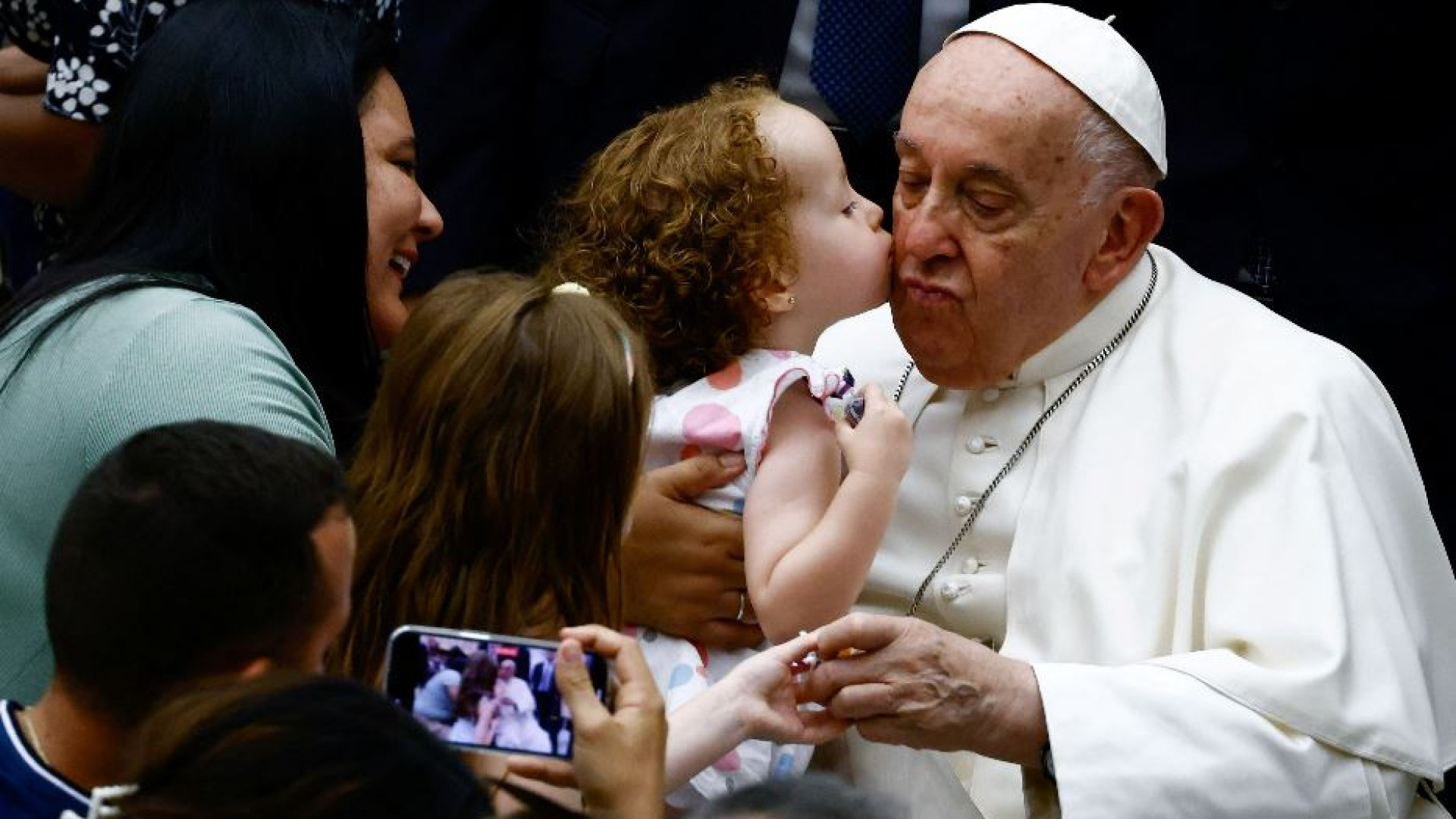 Immagine di Il Papa: è dalle tasche che il diavolo entra nella nostra vita