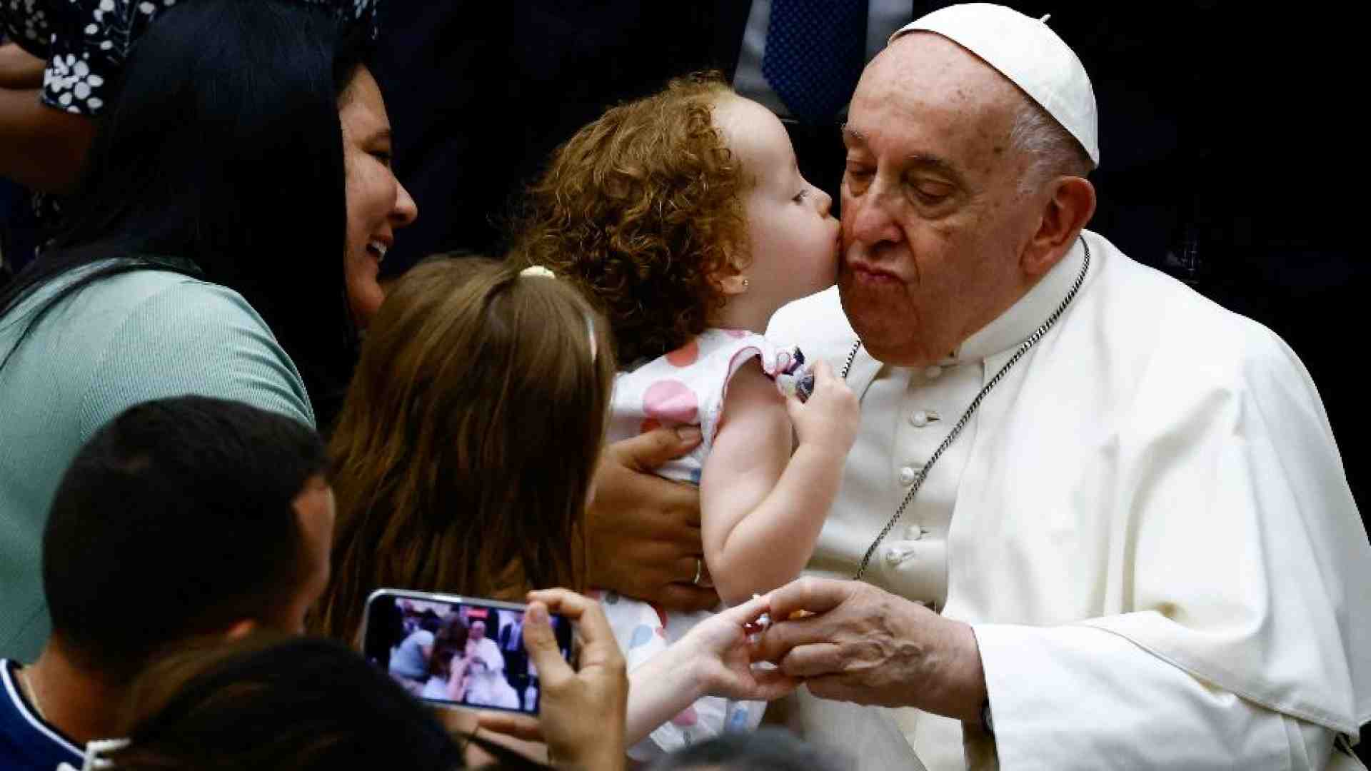 Immagine di Il Papa: è dalle tasche che il diavolo entra nella nostra vita