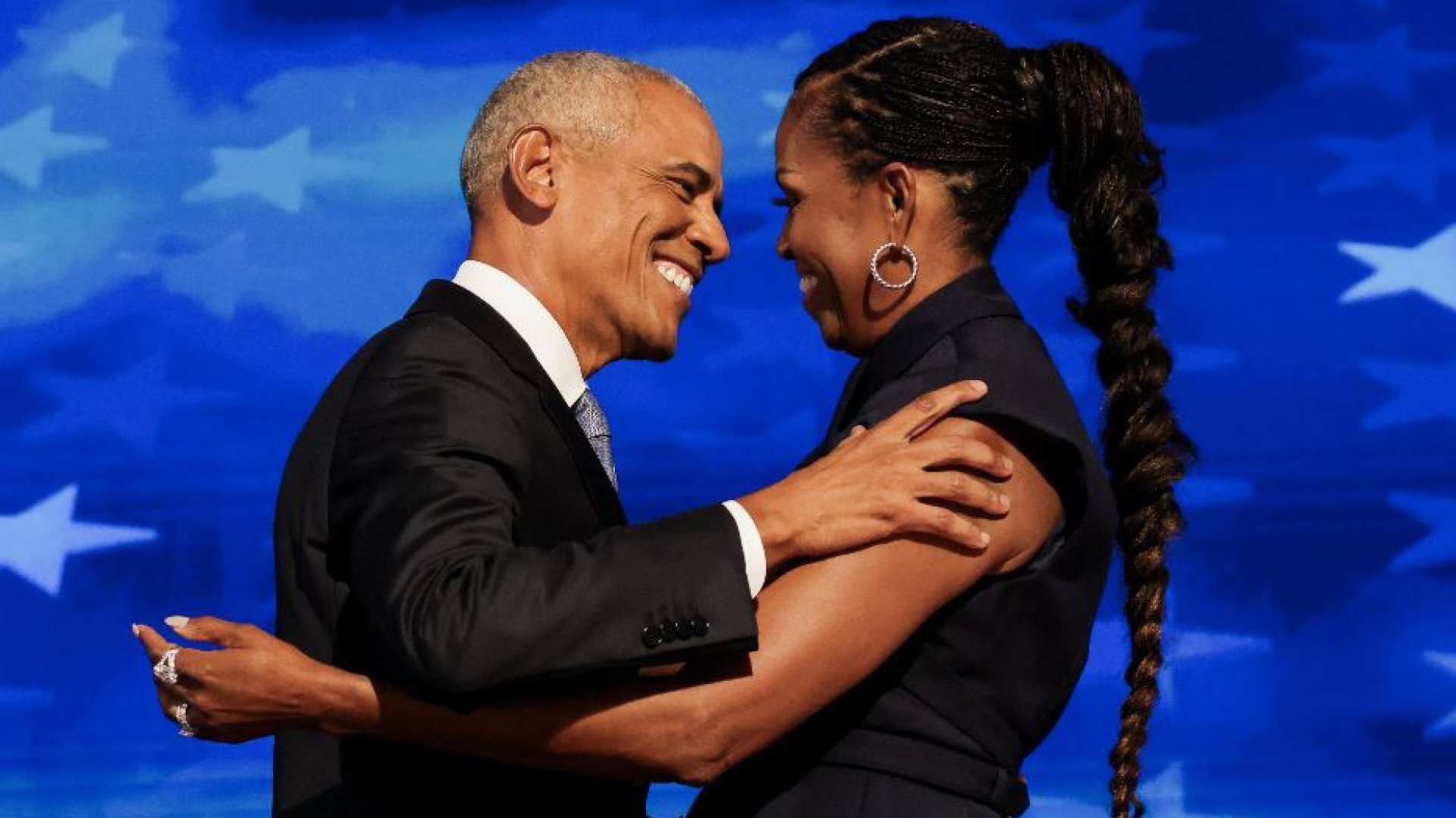 Immagine di Gli Obama blindano Harris: «Yes, she can». E la campagna fa il record di incassi