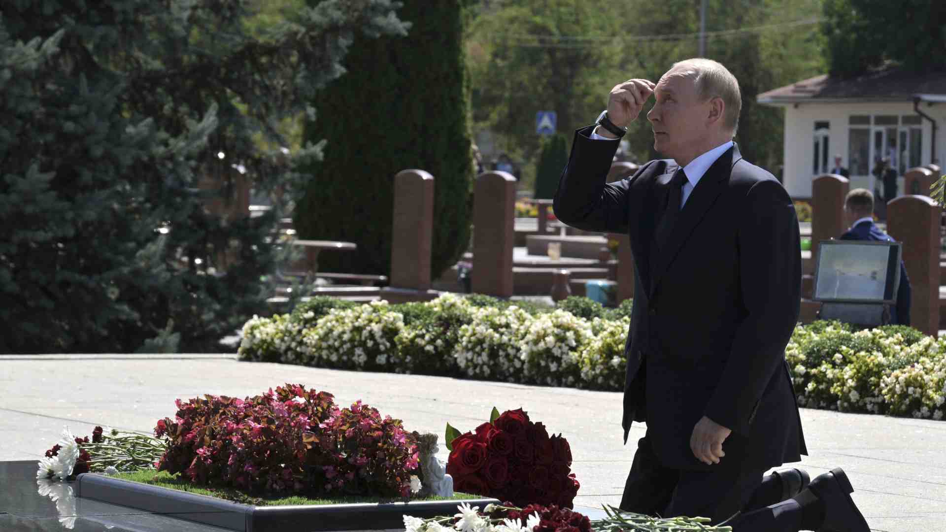 Immagine di Per allontanarsi da Kursk, Putin cerca Kadyrov e va inginocchiarsi a Beslan. Errori tra bagni di folla