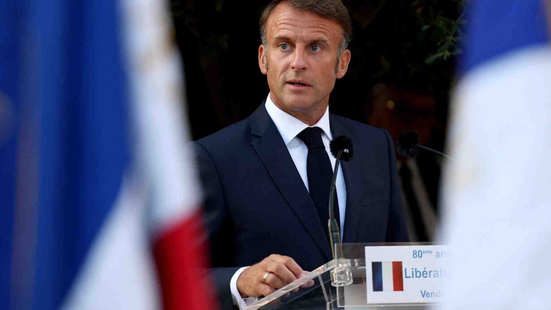 Immagine di Macron alle prese con il governo e le consultazioni sconclusionate a sinistra