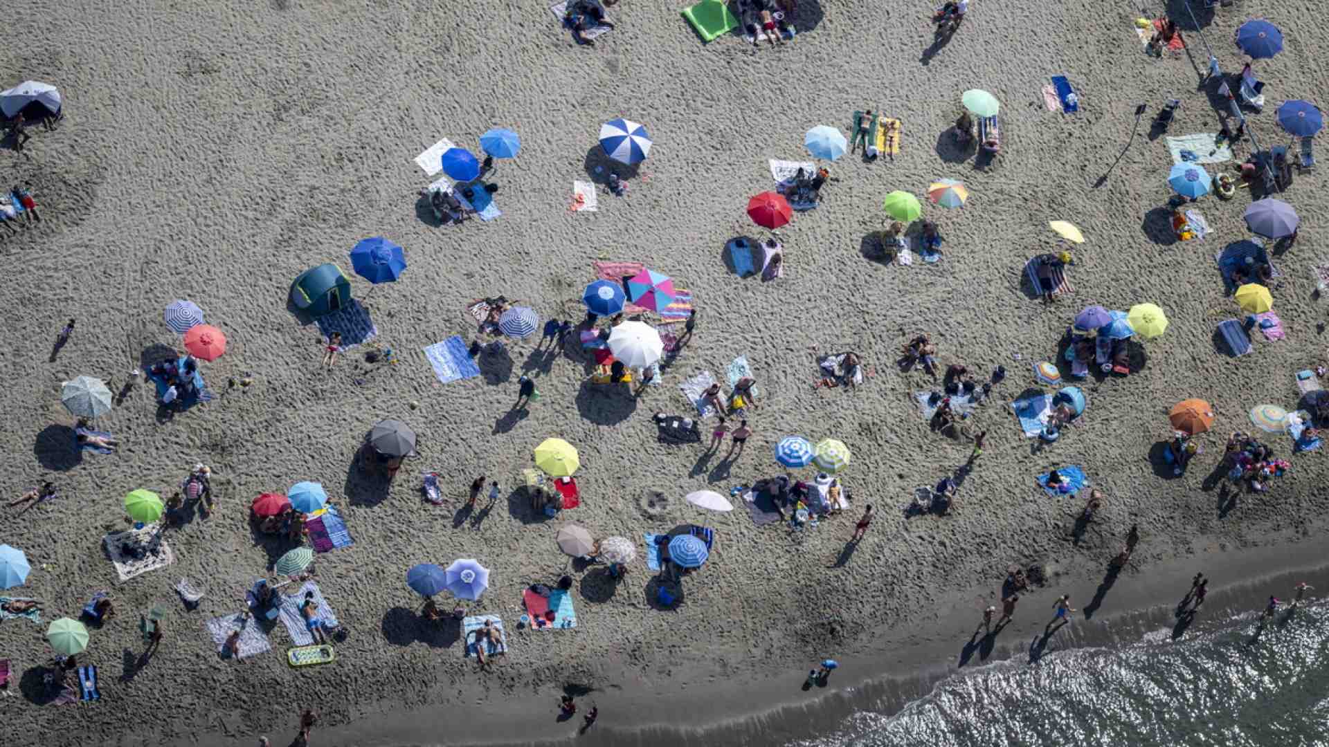Immagine di Quelli che le ferie. Pallidi o rosolati, nella bolgia o in solitaria, mai al sicuro dal rischio tristezza