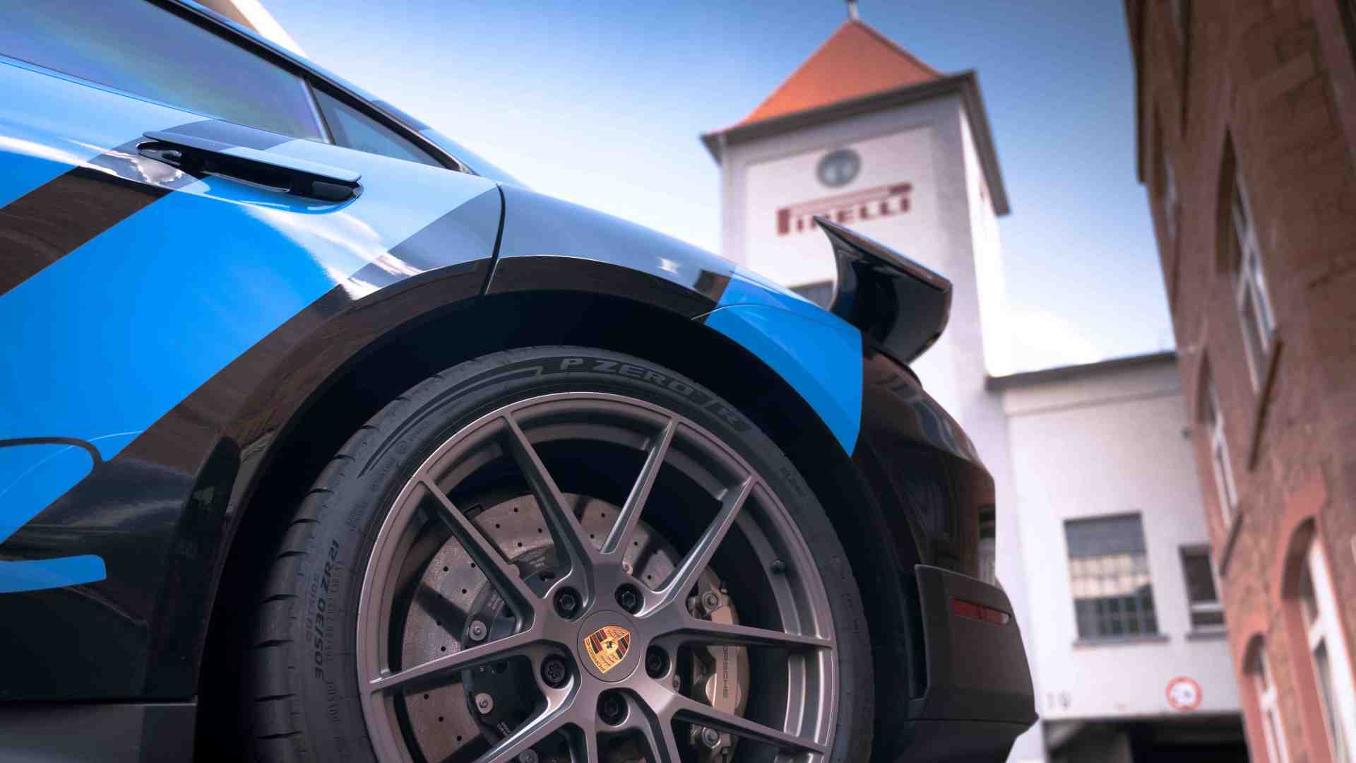 Immagine di Ecco i vantaggi della gomma specifica per le auto con la spina