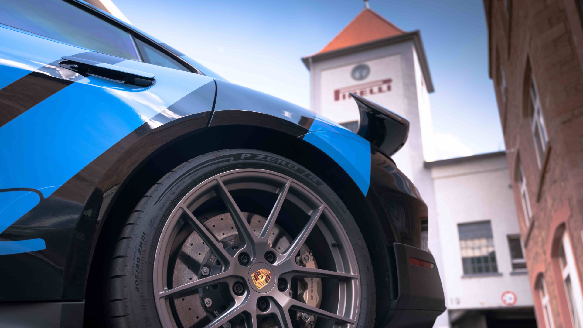 Immagine di Ecco i vantaggi della gomma specifica per le auto con la spina