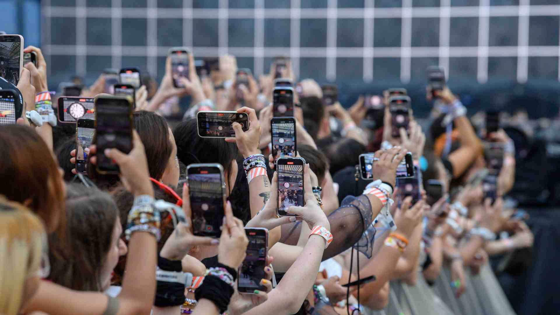 Immagine di Tra dating app e social non è rimasto niente di spontaneo. Forse nemmeno l’amore