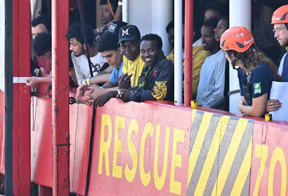 Lo sbarco della Sea Eye 4 a Genova (foto Ansa) <br />