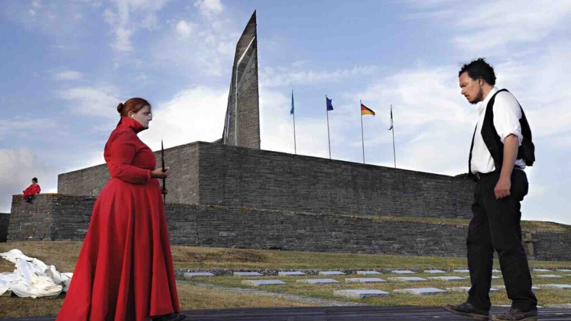 Immagine di Viaggio al cimitero germanico della Futa, dove oggi vanno in scena Eschilo e Shakespeare