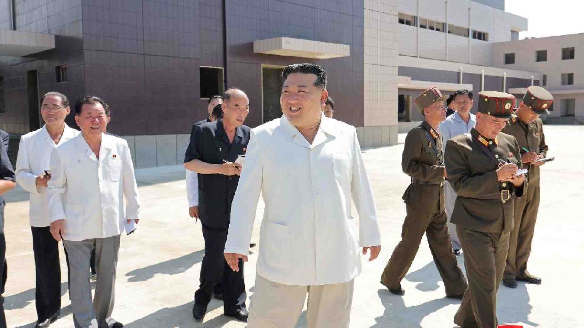 Immagine di Kim vieta la Bibbia, ma la marijuana è per tutti