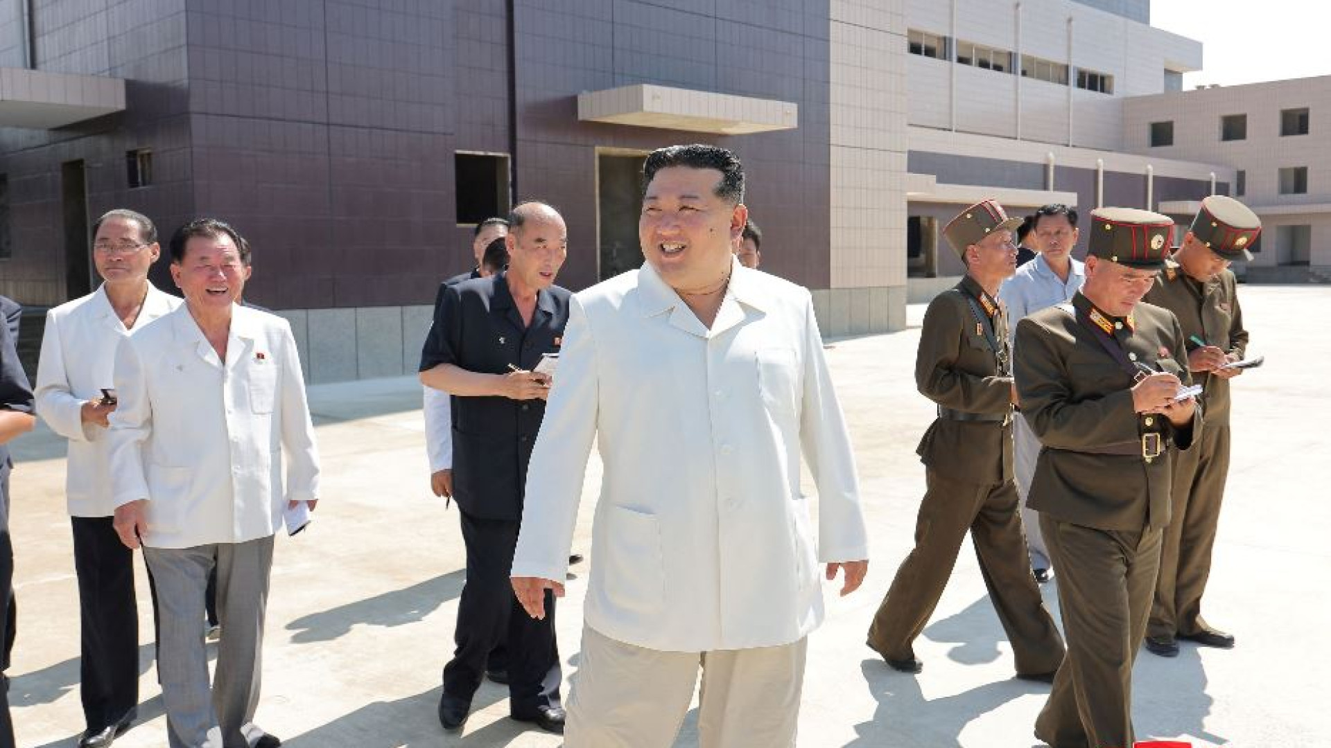 Immagine di Kim vieta la Bibbia, ma la marijuana è per tutti