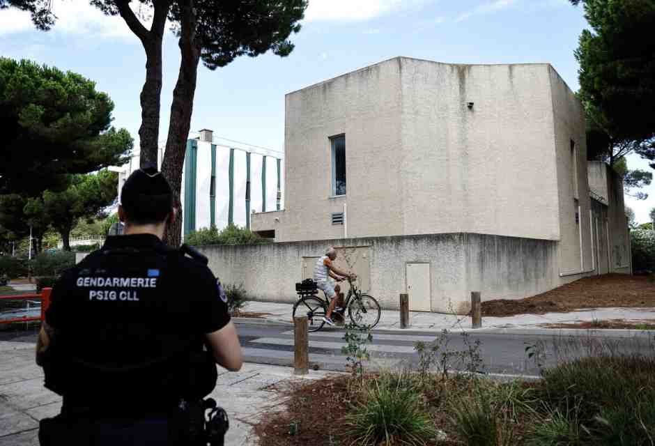 La polizia mette in sicurezza la zona dopo l'esplosione vicino alla sinagoga di La Grande-Motte (Ansa)&nbsp;<br />