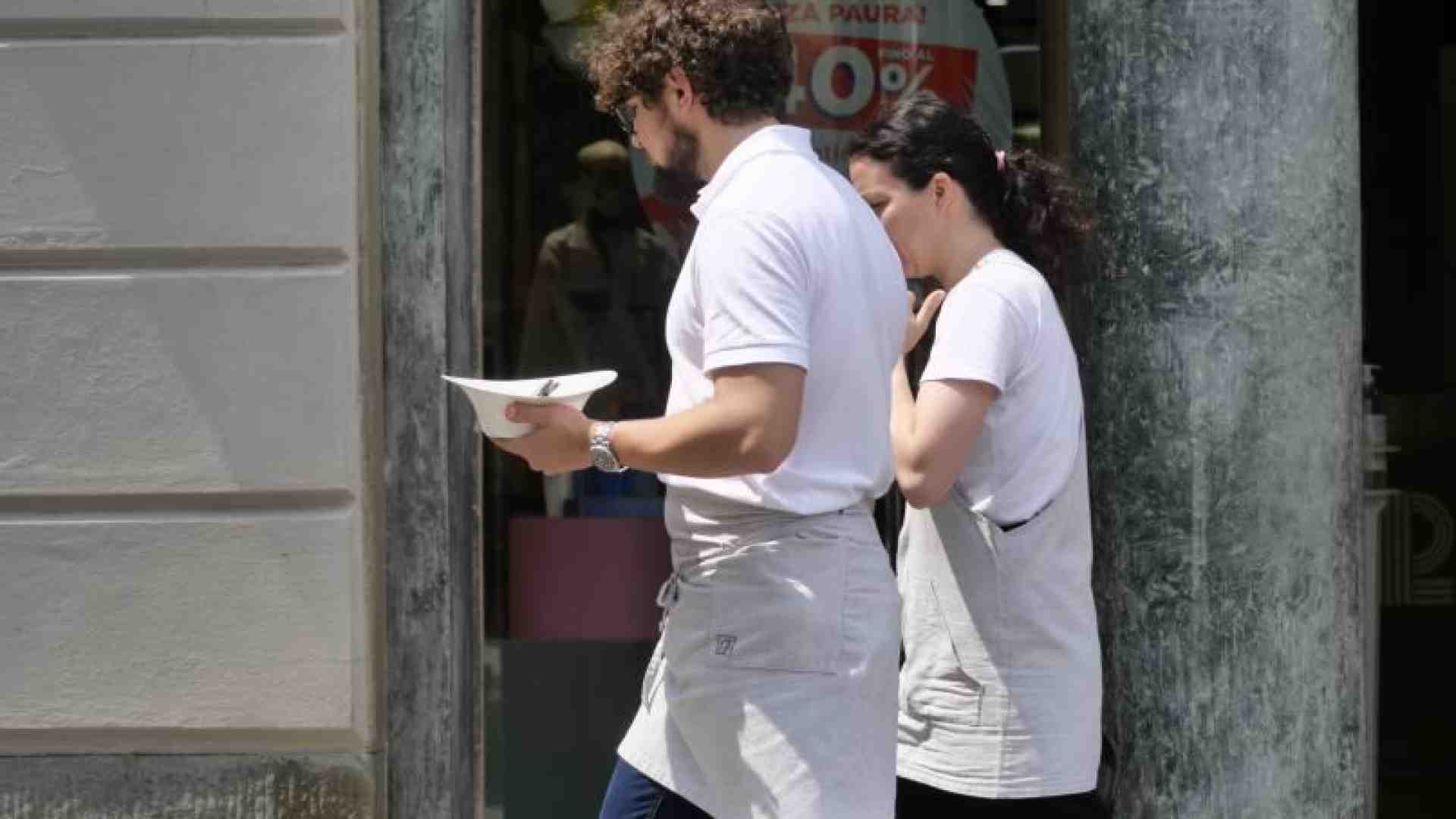 Immagine di L’estate stremante dei precari: turni lunghi, paghe basse e poche tutele