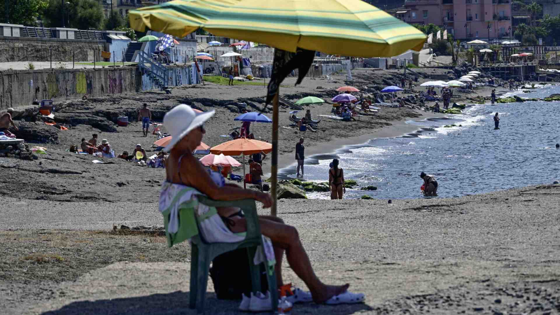 Immagine di Bagni a Napoli. Storie, da Ortese a La Capria