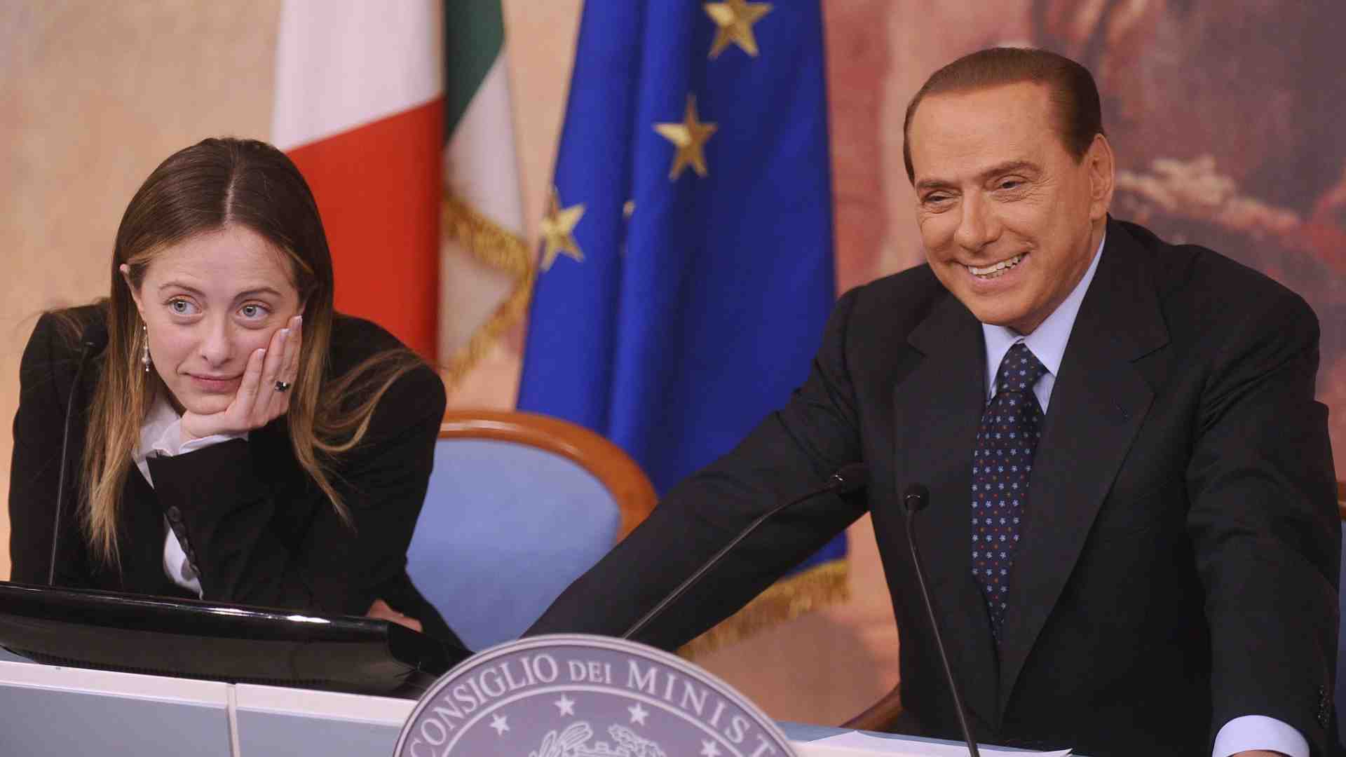 Immagine di Meloni modello Berlusconi: cosa non è cambiato