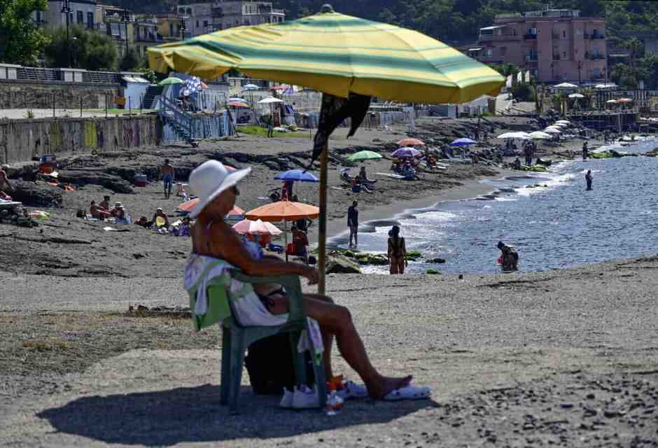 Sulla spiaggia di Pozzuoli affollata di bagnanti (foto Ciro Fusco/Ansa)&nbsp;<br />