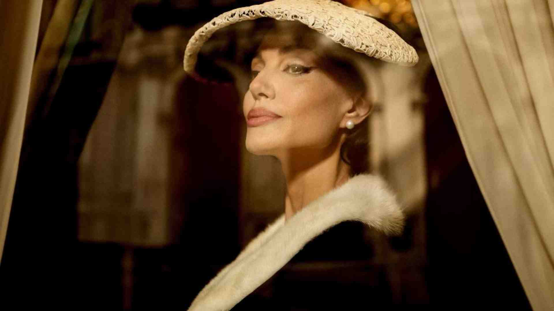 Immagine di Fragile e vulnerabile, è la Callas di Angelina Jolie