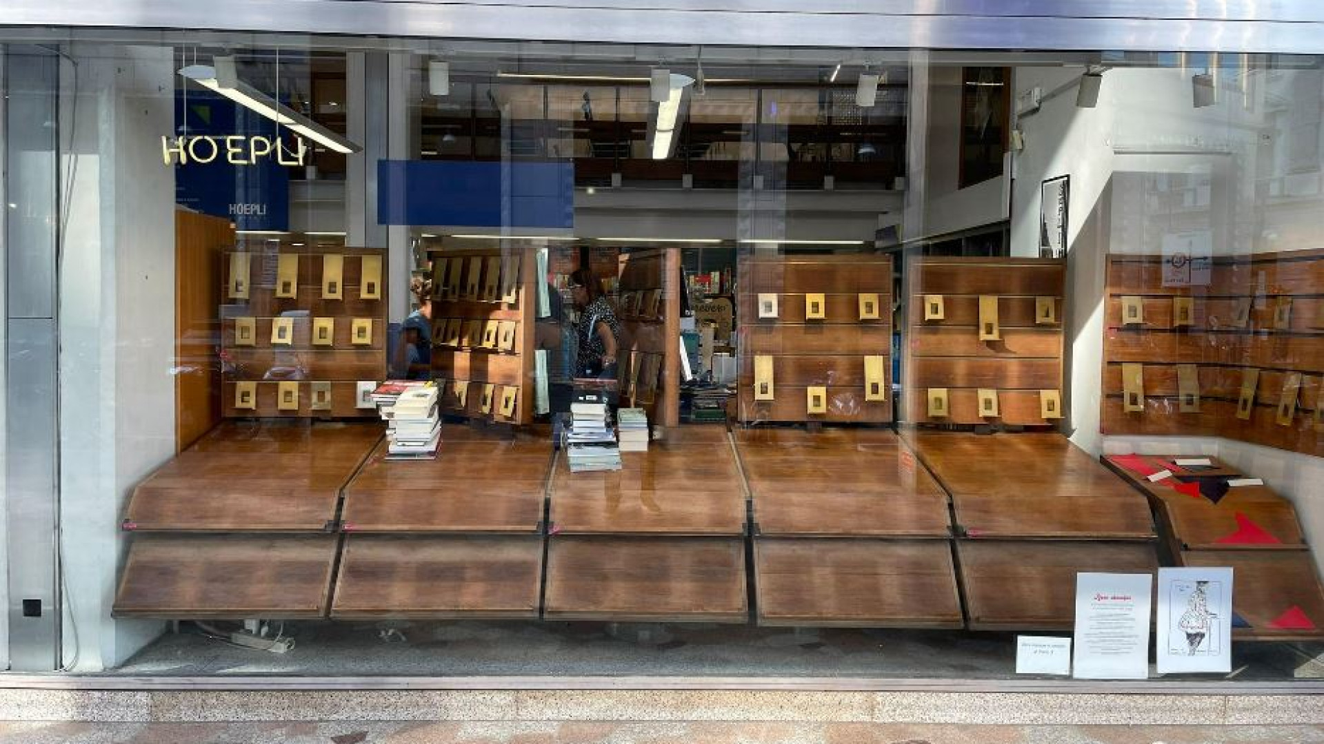 Immagine di Il misterioso cliente che svuota le vetrine della libreria. Perché?