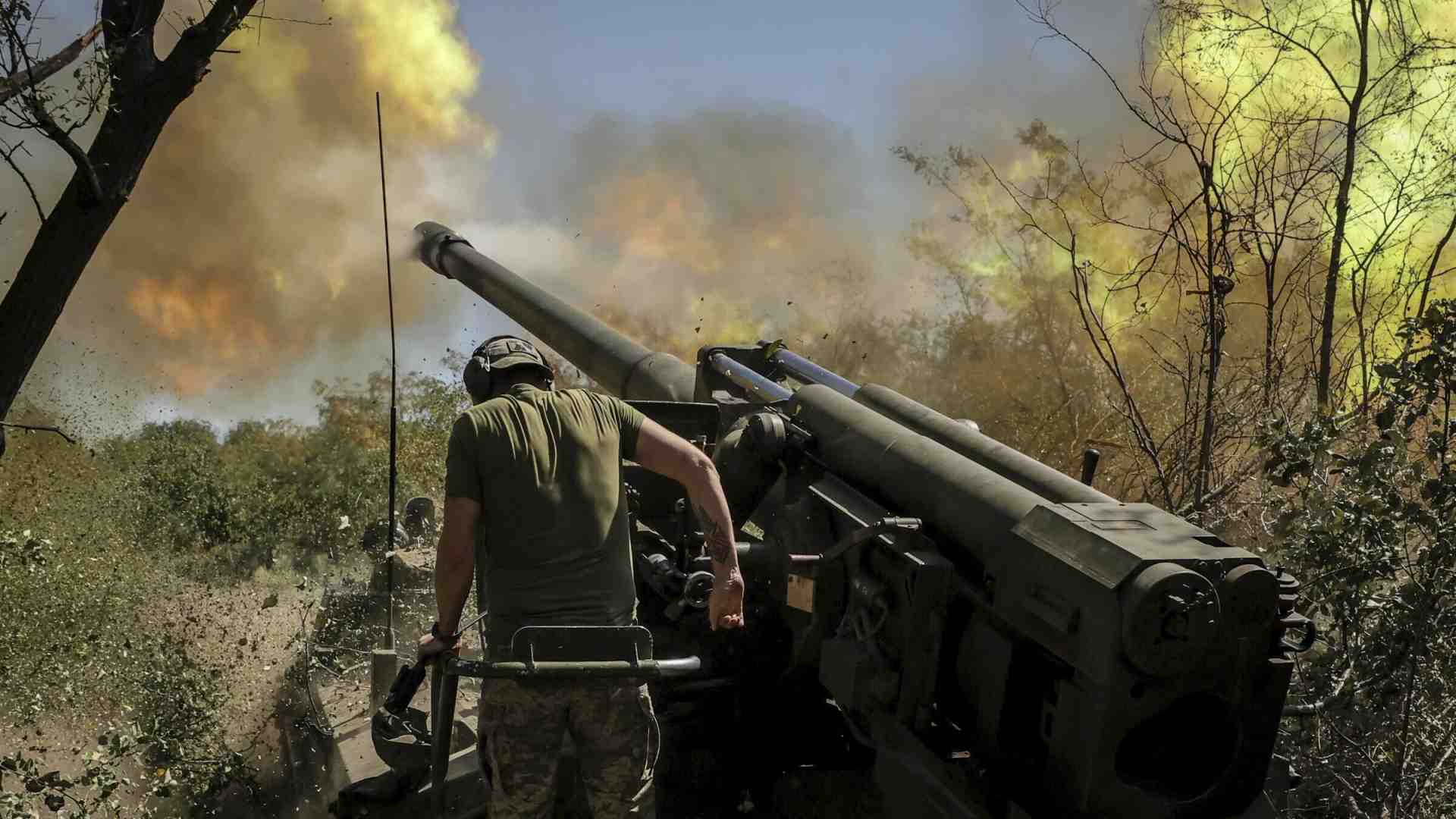 Immagine di Kuleba e Borrell danno la sveglia all'Ue lenta sull'Ucraina. E intanto si schianta un F-16