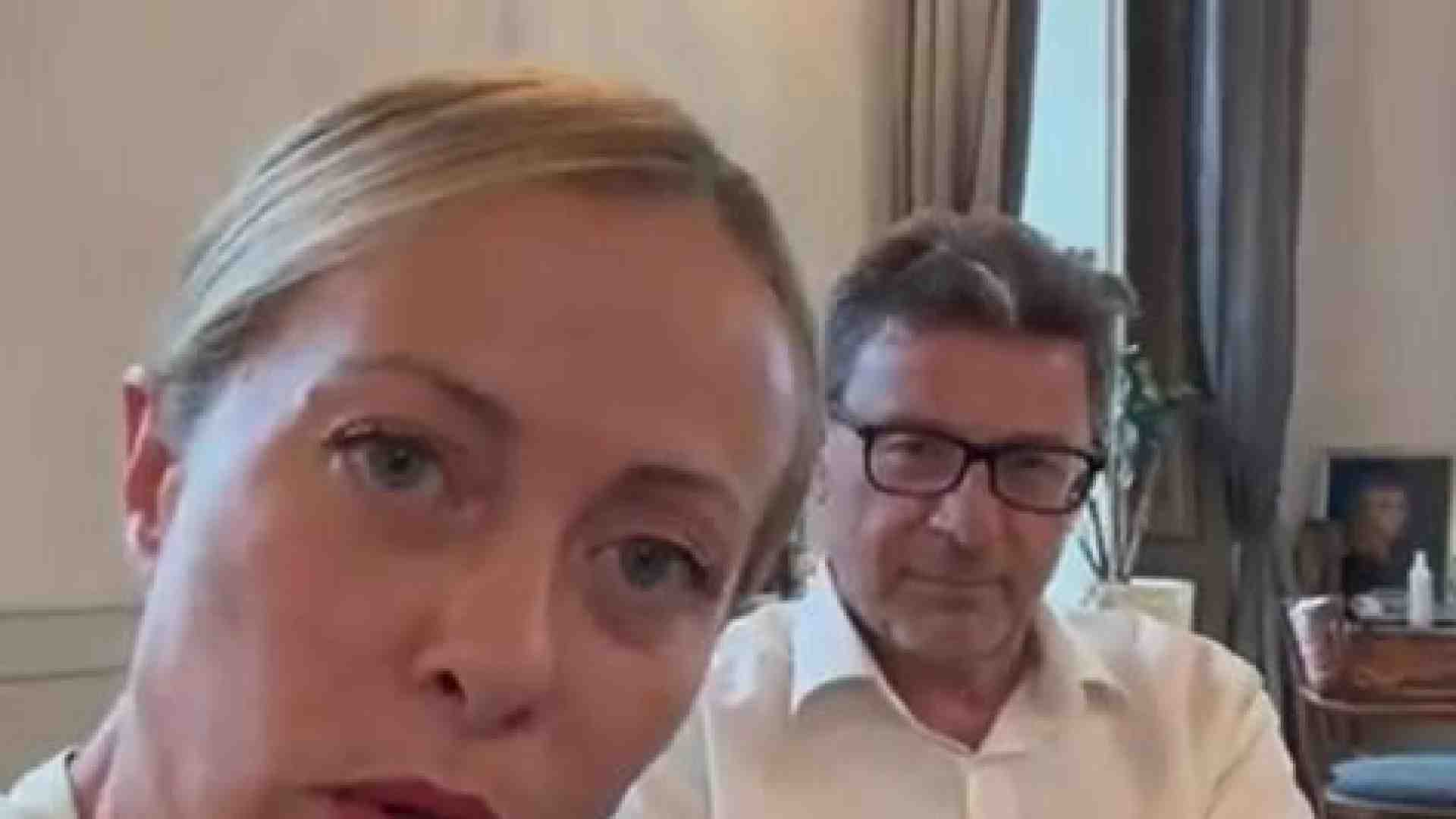 Immagine di Polverone assegno unico. Meloni e Giorgetti: non lo aboliamo