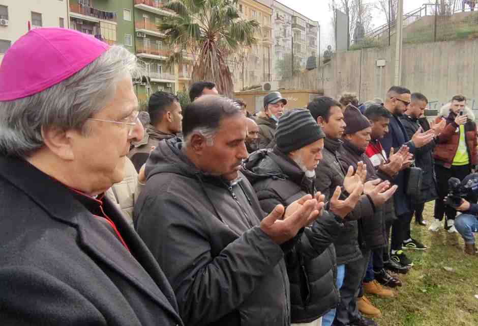 Mons. Savino davanti alle bare dei migranti morti in mare nel 2023 (Ansa)