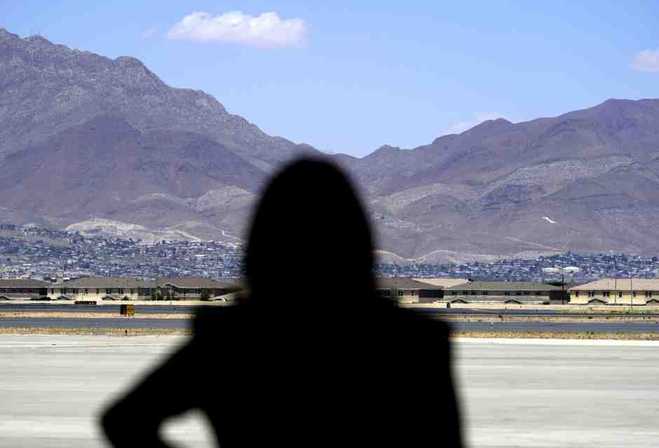La vicepresidente americana, Kamala Harris, candidata del Partito democratico alle presidenziali, nel giugno del 2021 a El Paso, al confine con il Messico (Lapresse)&nbsp;<br />