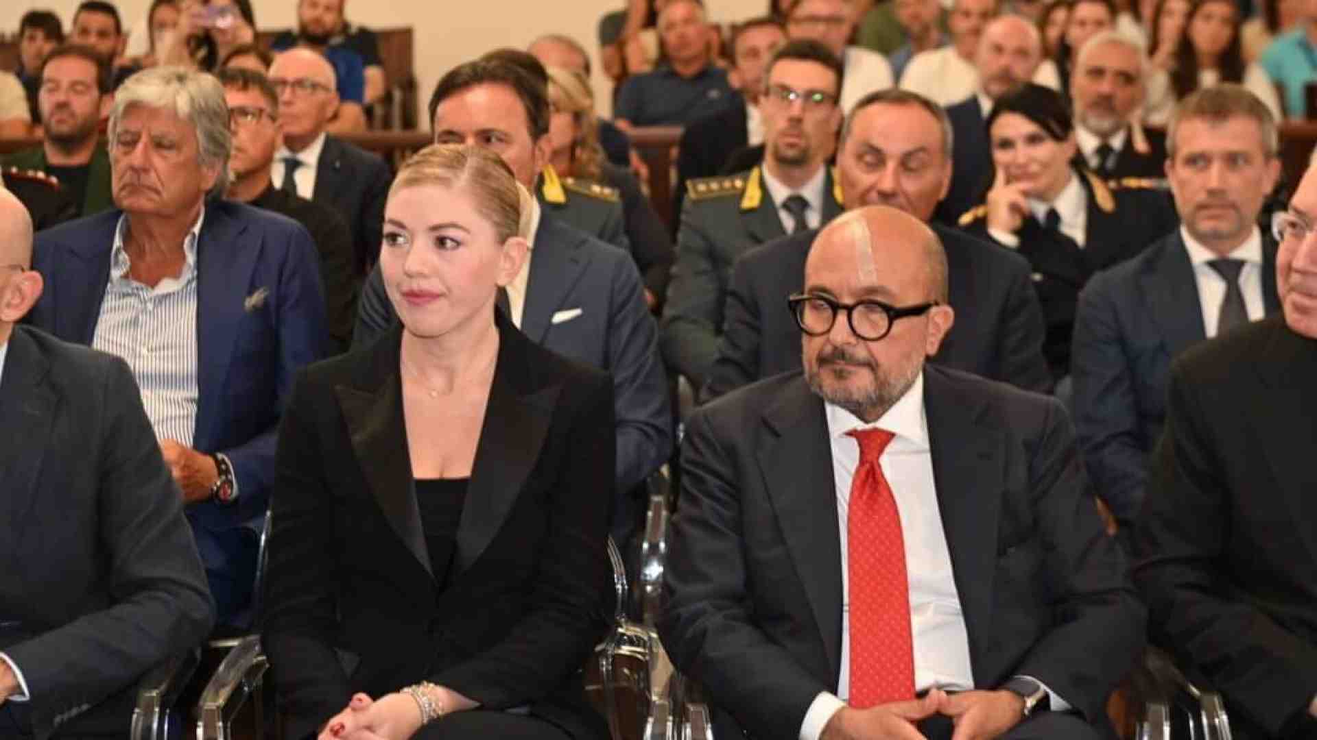 Immagine di La magnifica vita della consigliera di Sangiuliano, viaggi, eventi, casinò. Lui l'abiura. "Un complotto"