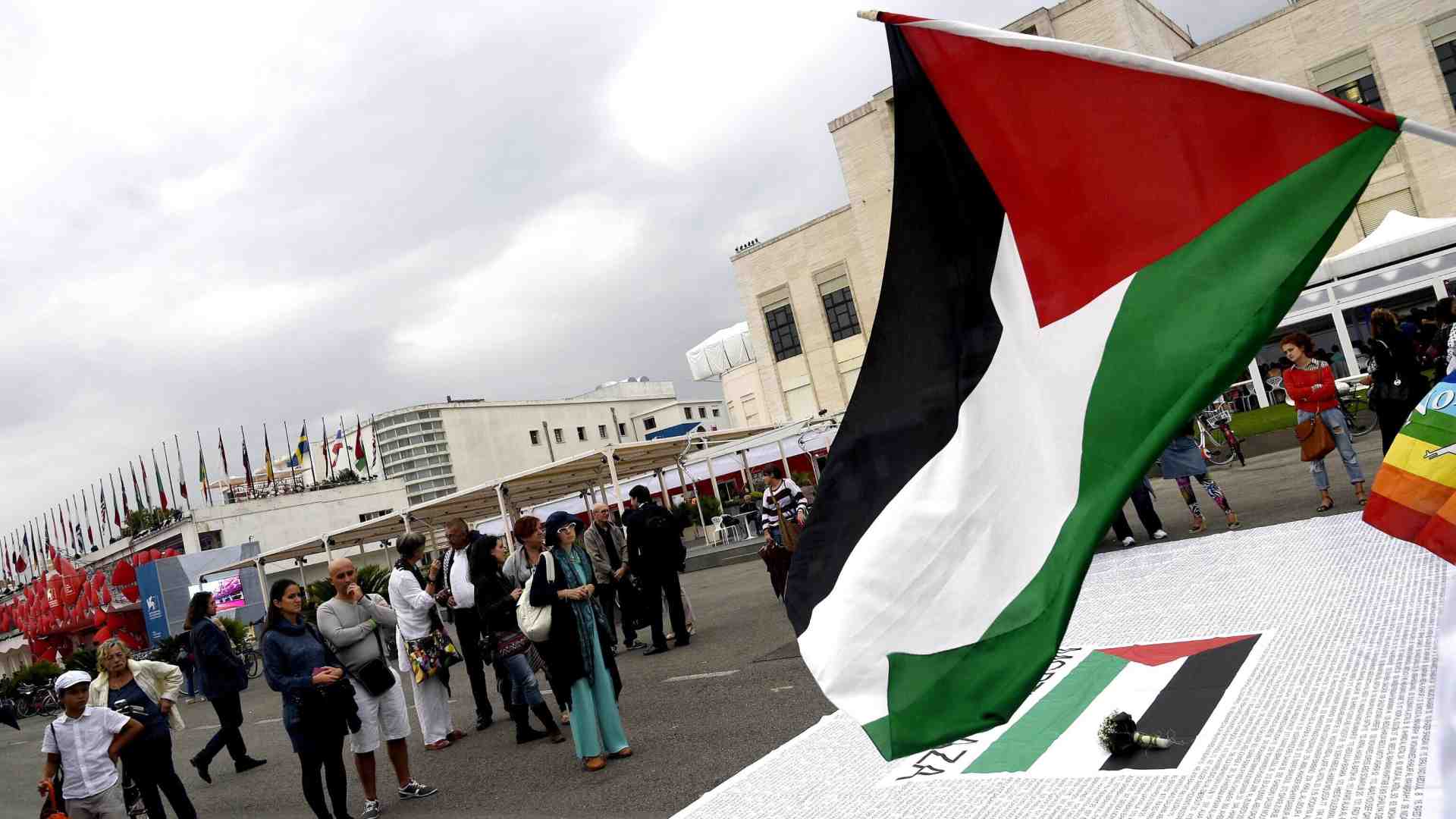 Immagine di La bandiera palestinese alla Biennale e l’appropriazione politica di un’opera d’arte