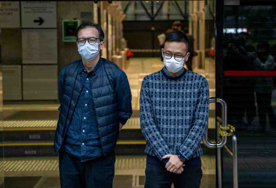 Chung Pui-kuen e Patrick Lam di fronte al tribunale distrettuale di Wan Chai il 13 dicembre 2022 a Hong Kong (Vernon Yuen/Getty Images)&nbsp;<br />